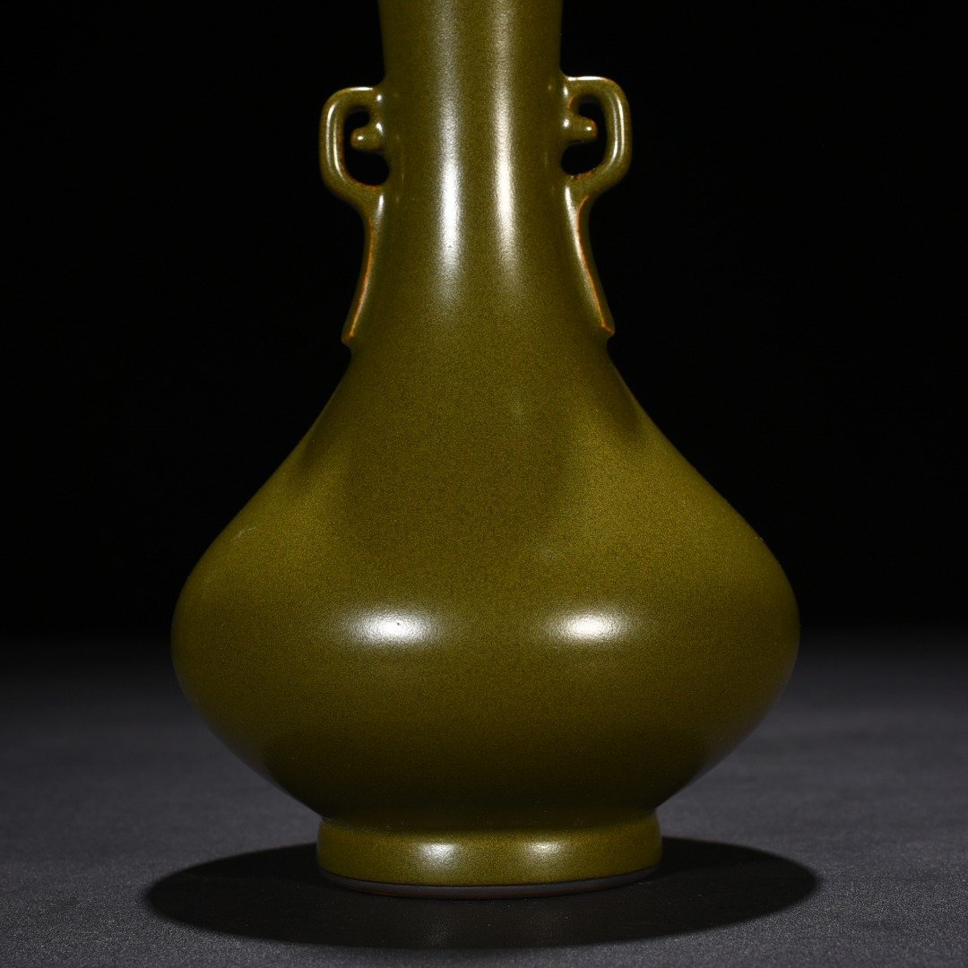 Qing Dynasty Qianlong tea powder-glazed Ruyi ear bottle
