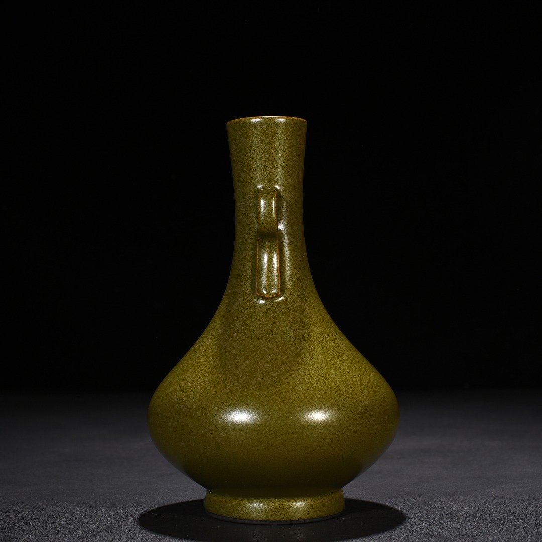 Qing Dynasty Qianlong tea powder-glazed Ruyi ear bottle