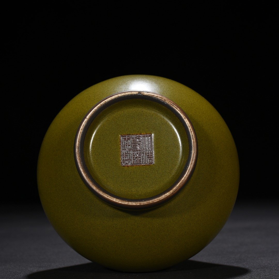 Qing Dynasty Qianlong tea powder-glazed Ruyi ear bottle