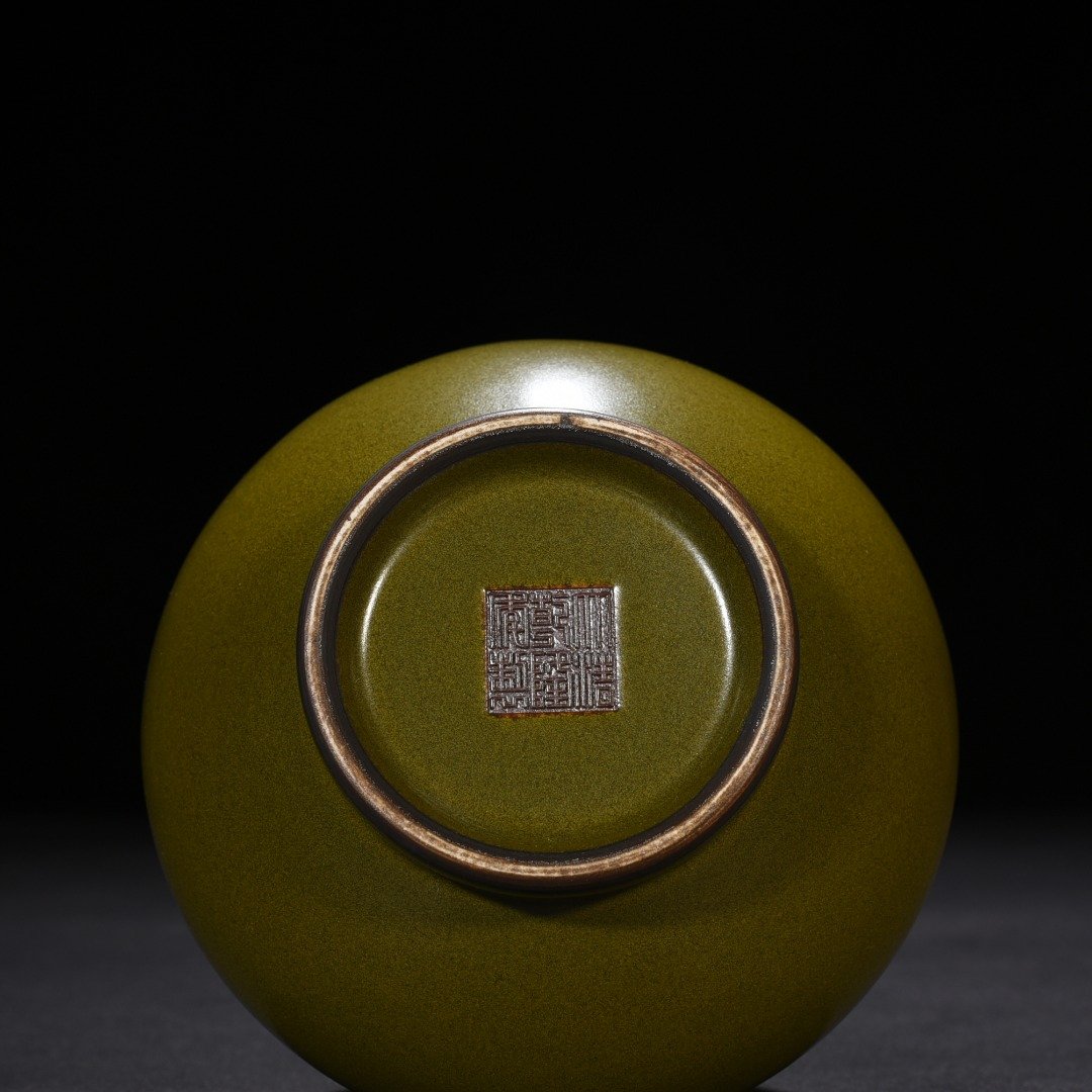 Qing Dynasty Qianlong tea powder-glazed Ruyi ear bottle