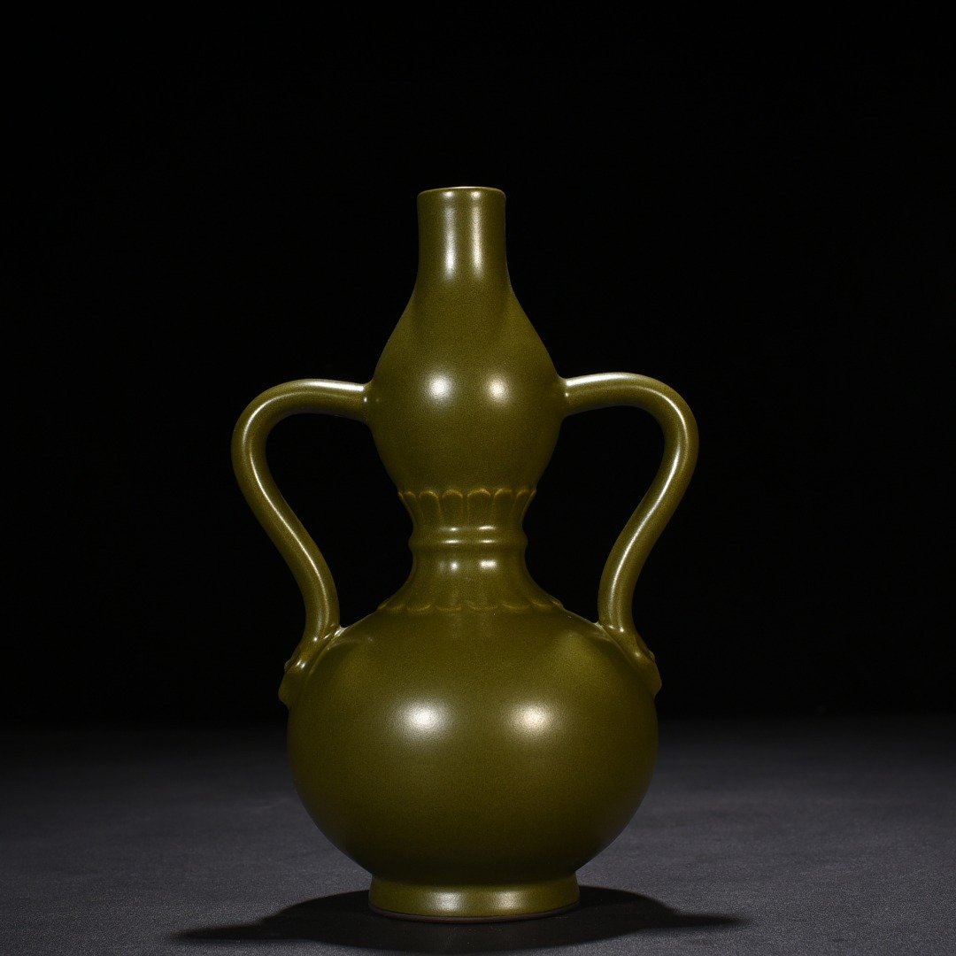 Qing Dynasty Qianlong tea powder-glazed Ruyi ear gourd bottle