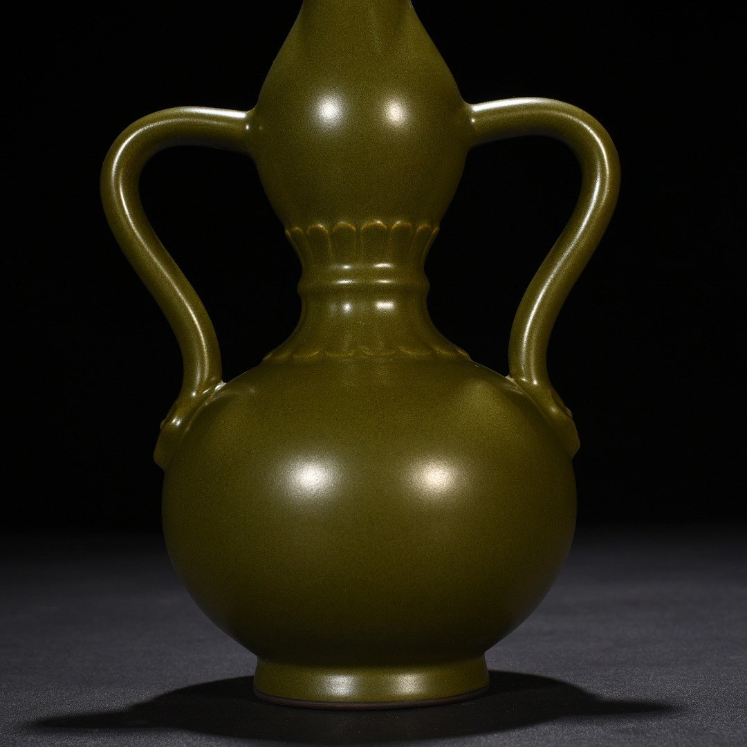Qing Dynasty Qianlong tea powder-glazed Ruyi ear gourd bottle