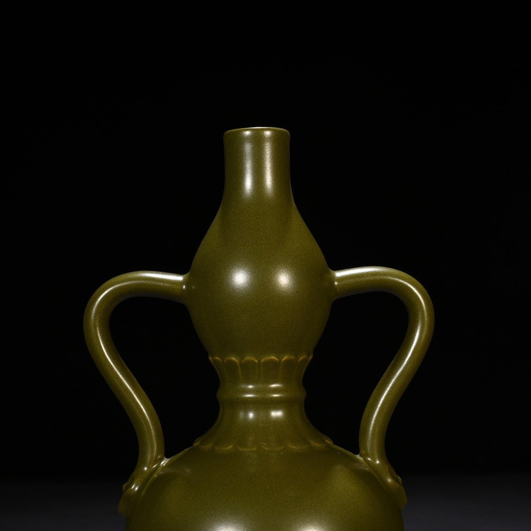 Qing Dynasty Qianlong tea powder-glazed Ruyi ear gourd bottle