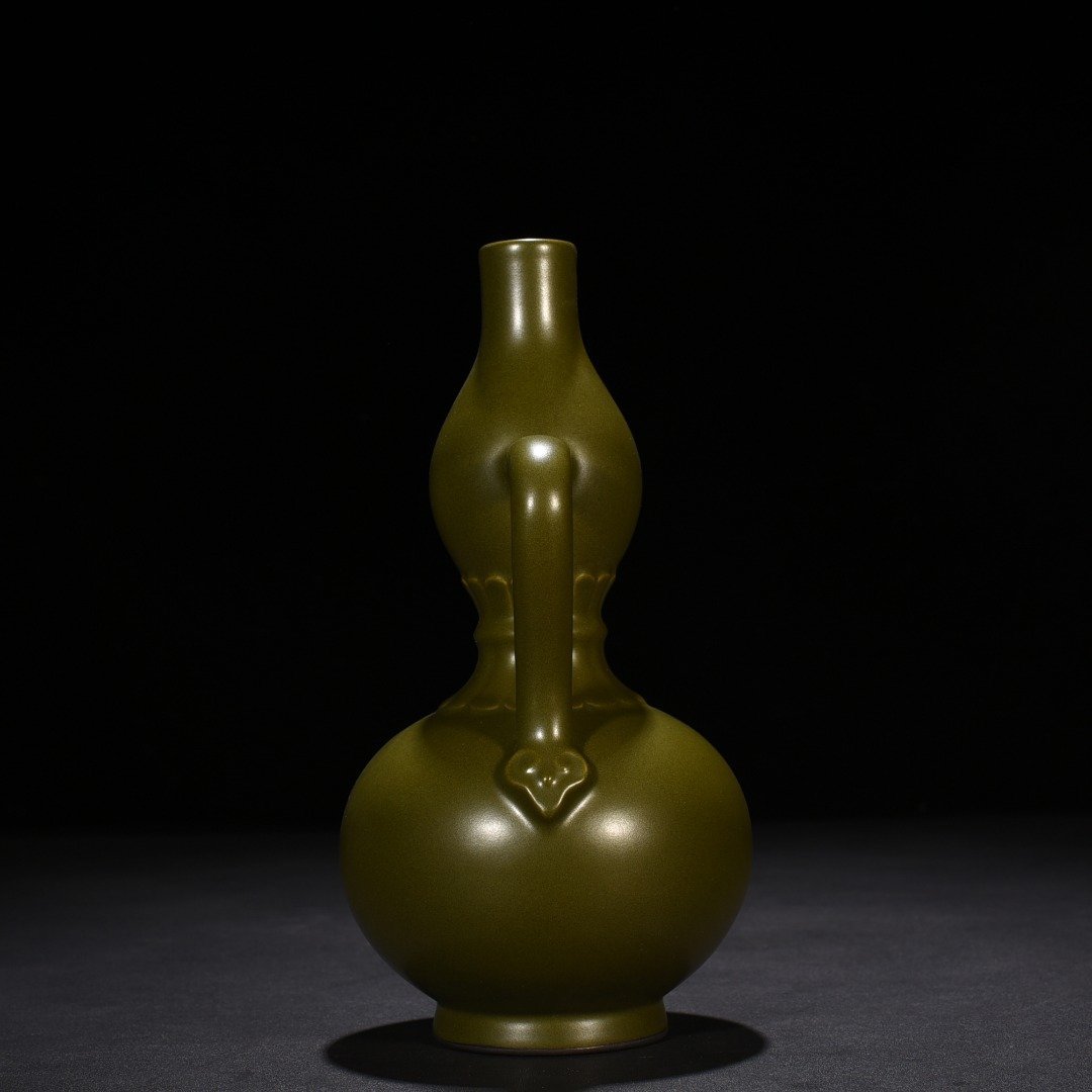 Qing Dynasty Qianlong tea powder-glazed Ruyi ear gourd bottle