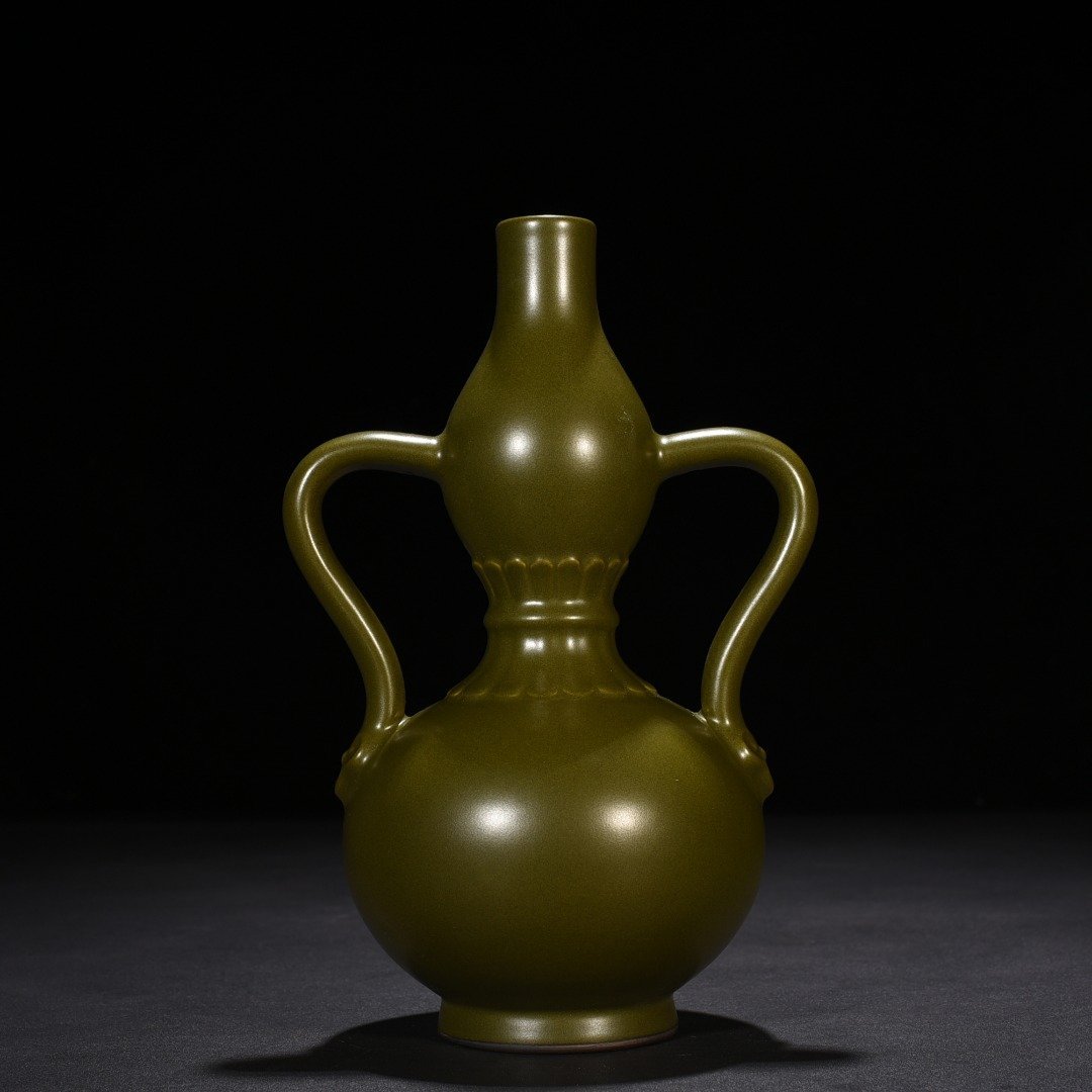 Qing Dynasty Qianlong tea powder-glazed Ruyi ear gourd bottle