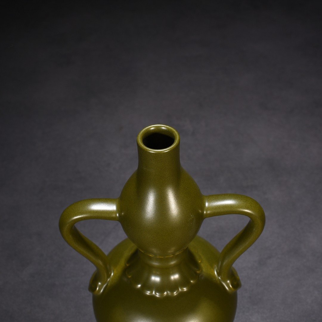 Qing Dynasty Qianlong tea powder-glazed Ruyi ear gourd bottle