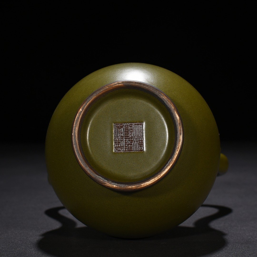 Qing Dynasty Qianlong tea powder-glazed Ruyi ear gourd bottle