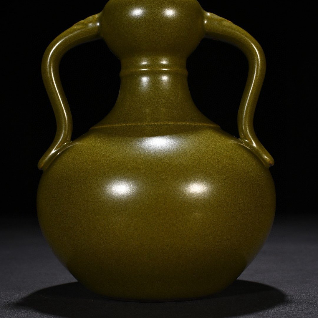 Qing Dynasty Qianlong tea powder glazed Ruyi ear garlic bottle