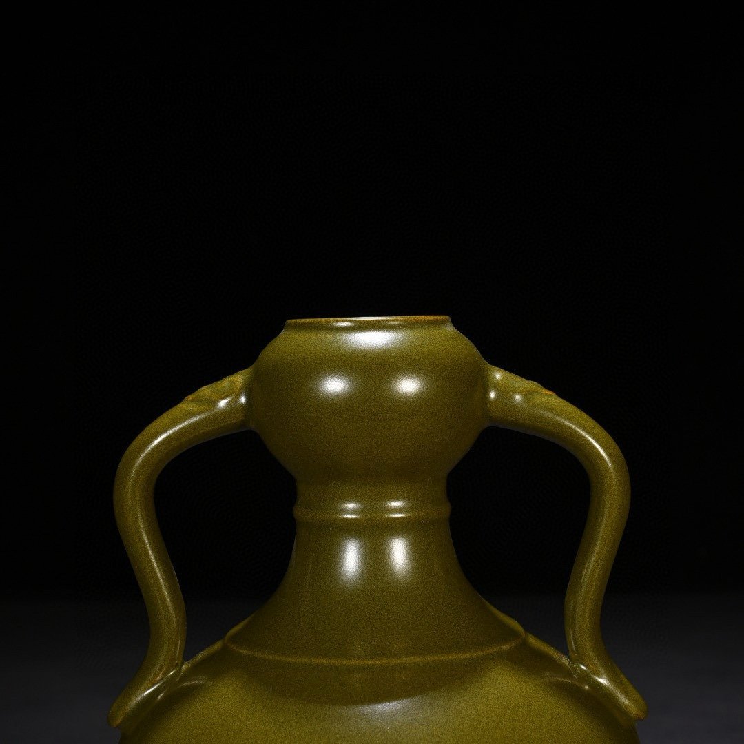 Qing Dynasty Qianlong tea powder glazed Ruyi ear garlic bottle