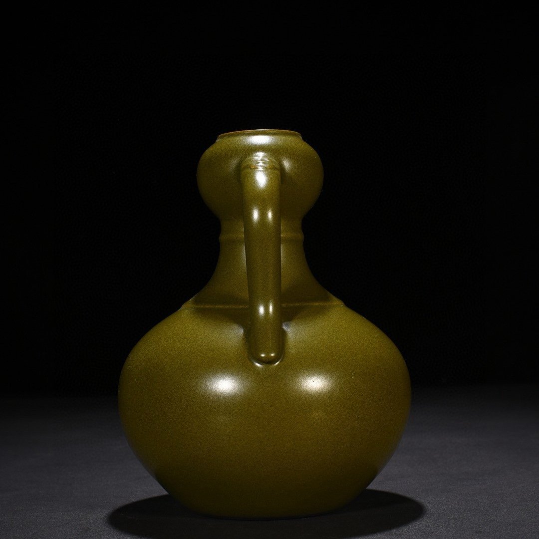 Qing Dynasty Qianlong tea powder glazed Ruyi ear garlic bottle