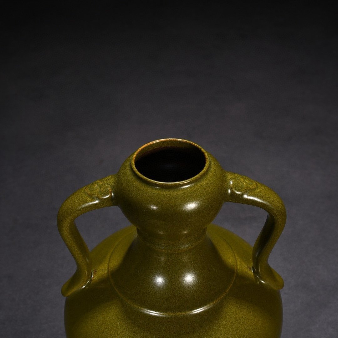 Qing Dynasty Qianlong tea powder glazed Ruyi ear garlic bottle