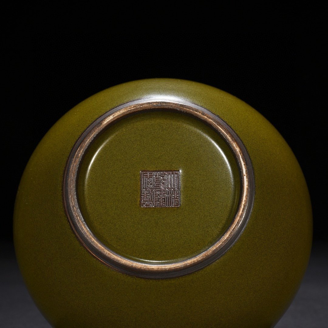Qing Dynasty Qianlong tea powder glazed Ruyi ear garlic bottle