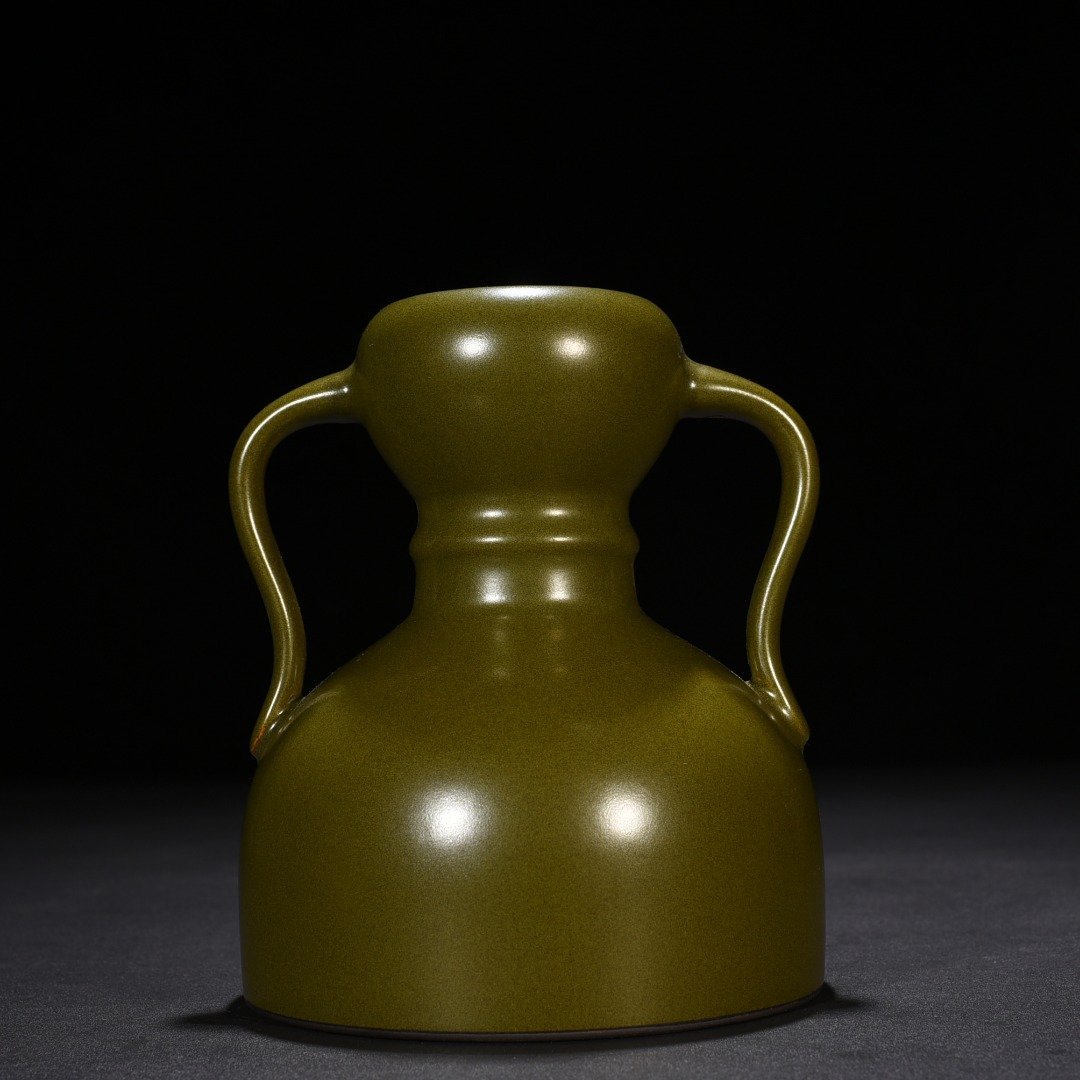 Qing Dynasty Qianlong tea powder glazed Ruyi ear garlic bottle