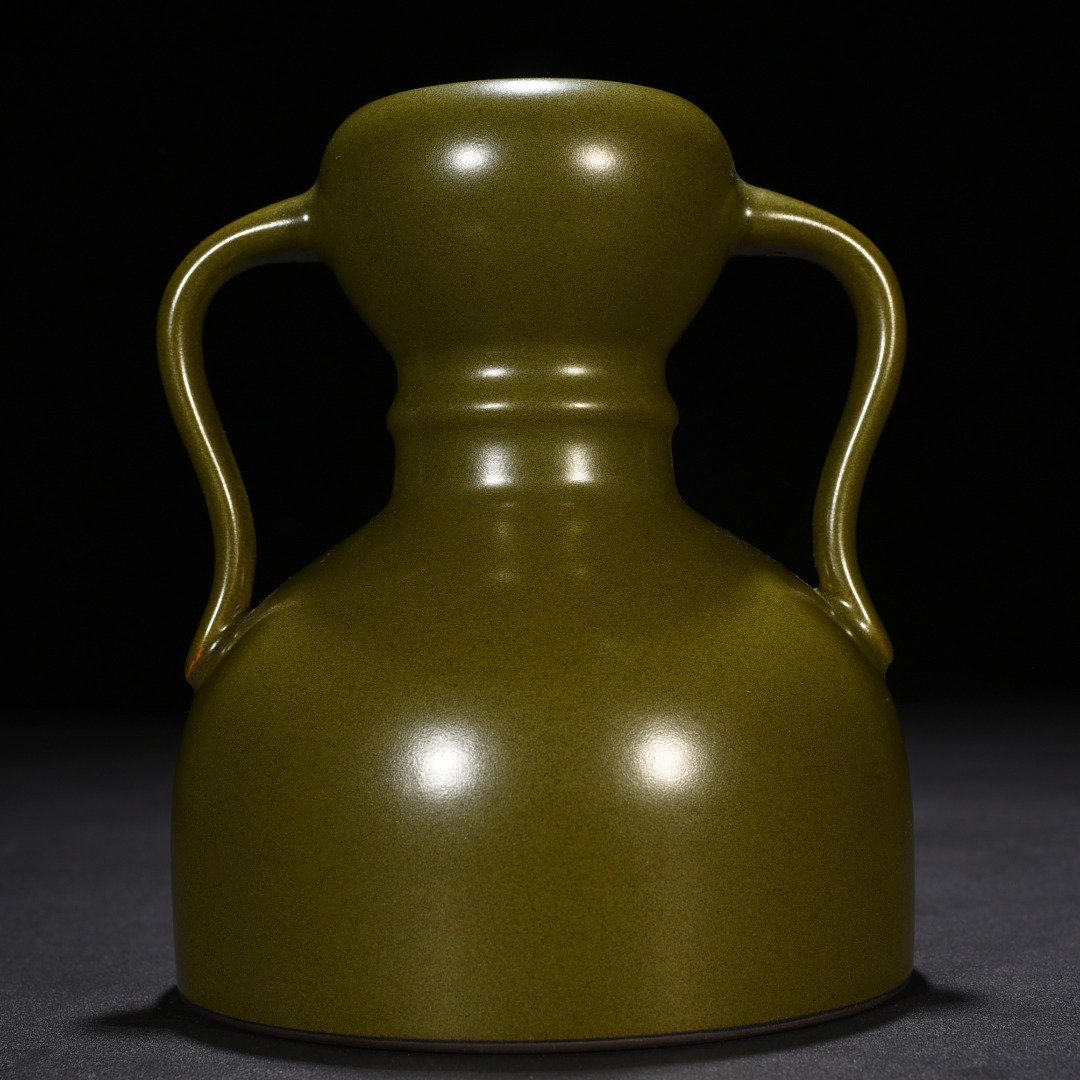 Qing Dynasty Qianlong tea powder glazed Ruyi ear garlic bottle
