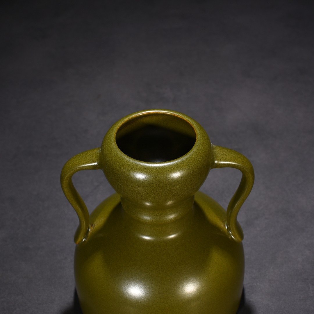 Qing Dynasty Qianlong tea powder glazed Ruyi ear garlic bottle