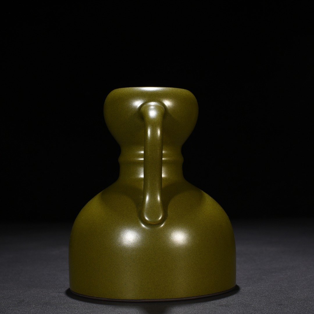 Qing Dynasty Qianlong tea powder glazed Ruyi ear garlic bottle