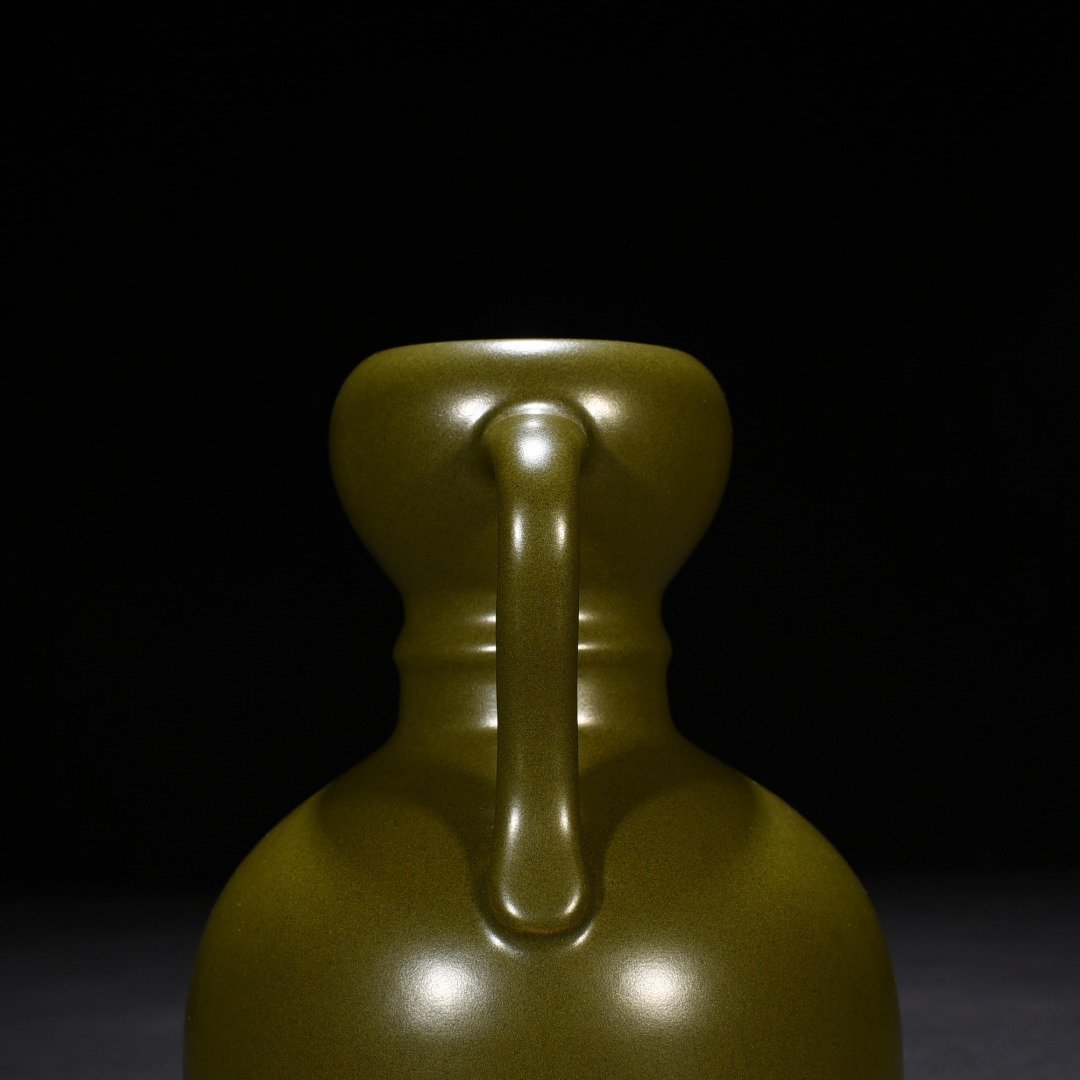 Qing Dynasty Qianlong tea powder glazed Ruyi ear garlic bottle