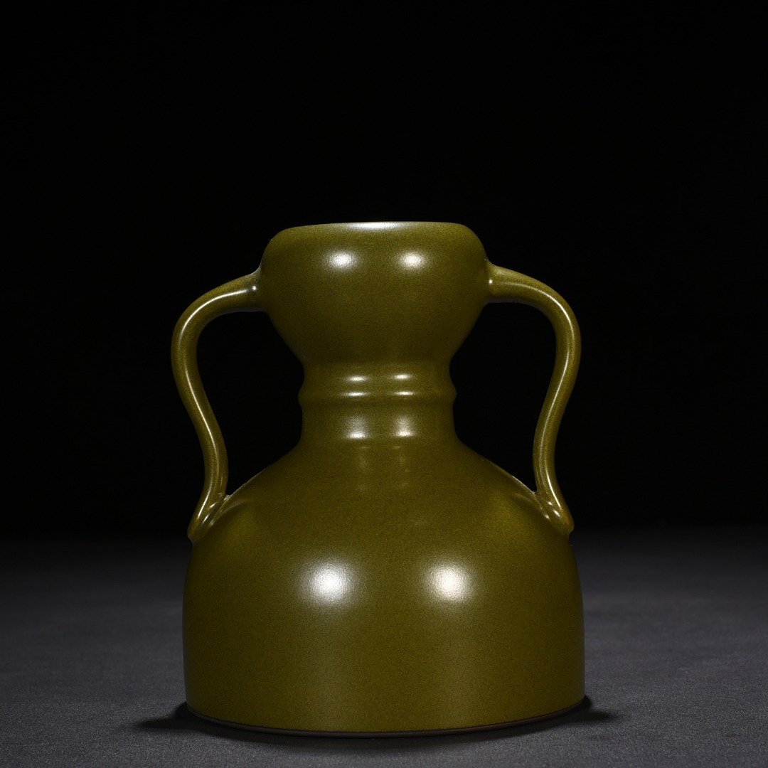 Qing Dynasty Qianlong tea powder glazed Ruyi ear garlic bottle