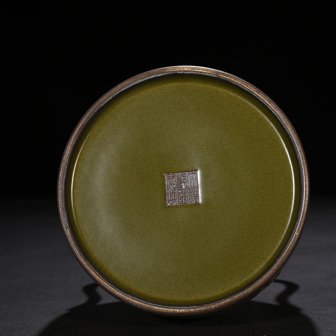 Qing Dynasty Qianlong tea powder glazed Ruyi ear garlic bottle