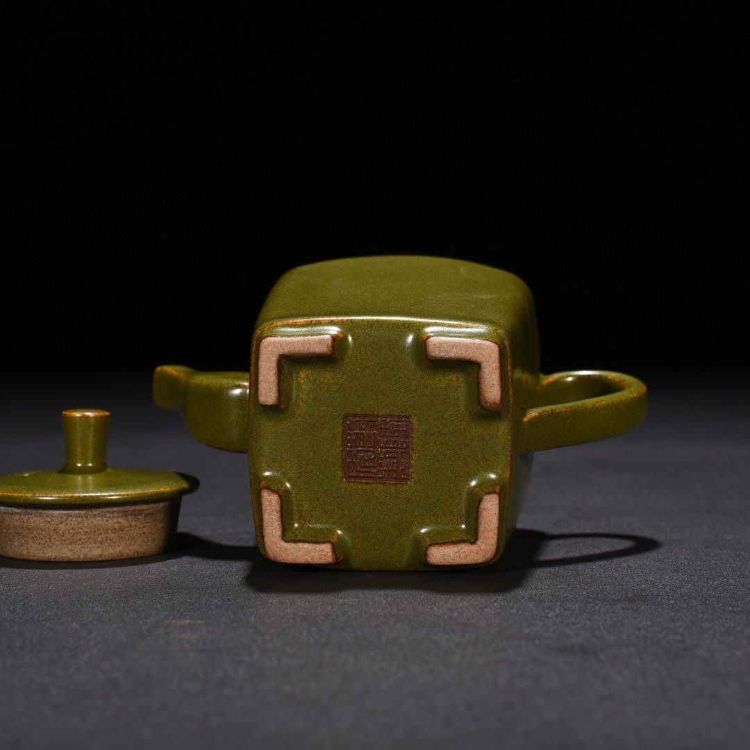 Qing Dynasty Qianlong tea glazed square teapot