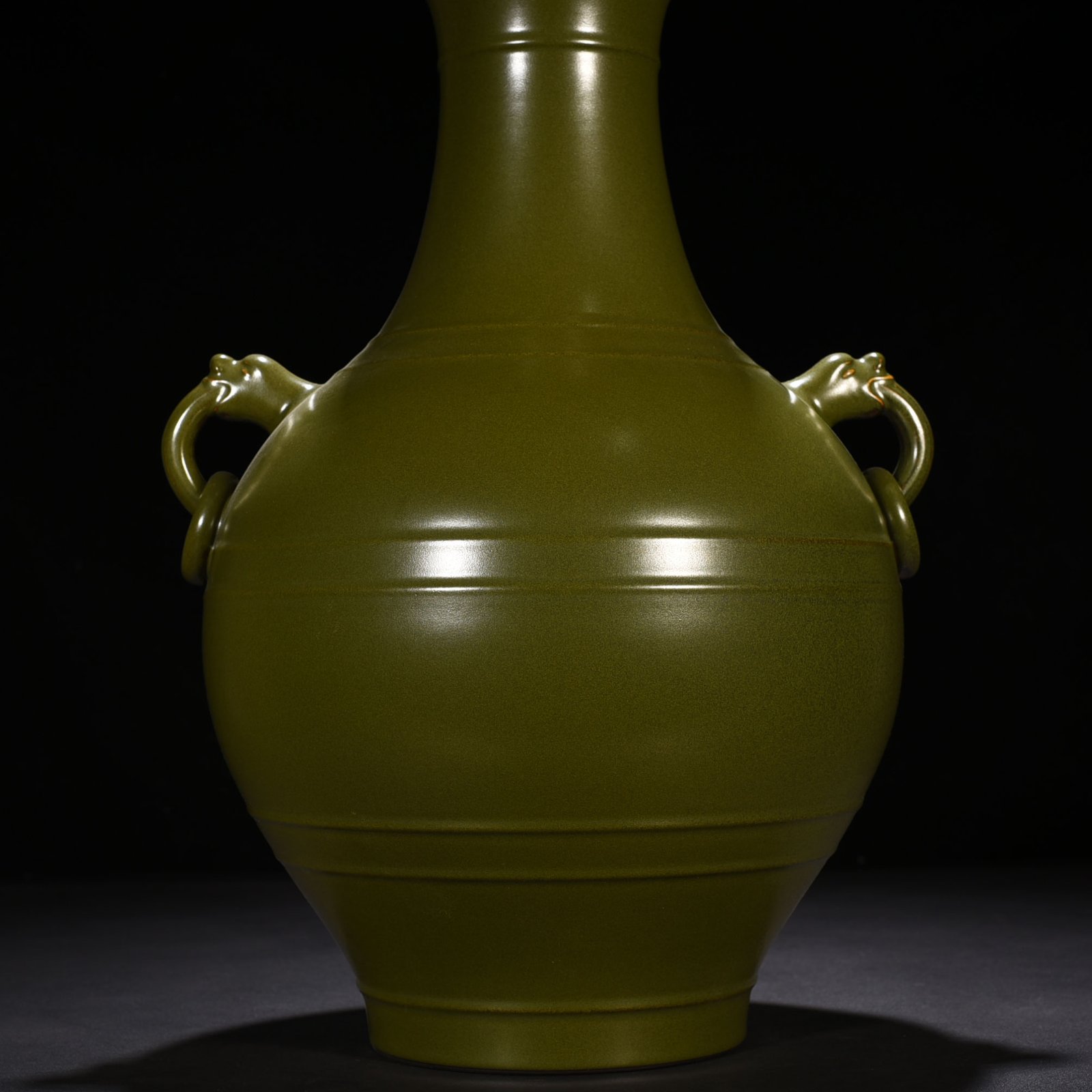 Qing Dynasty Qianlong tea powder-glazed amphorae with dazzling patterns