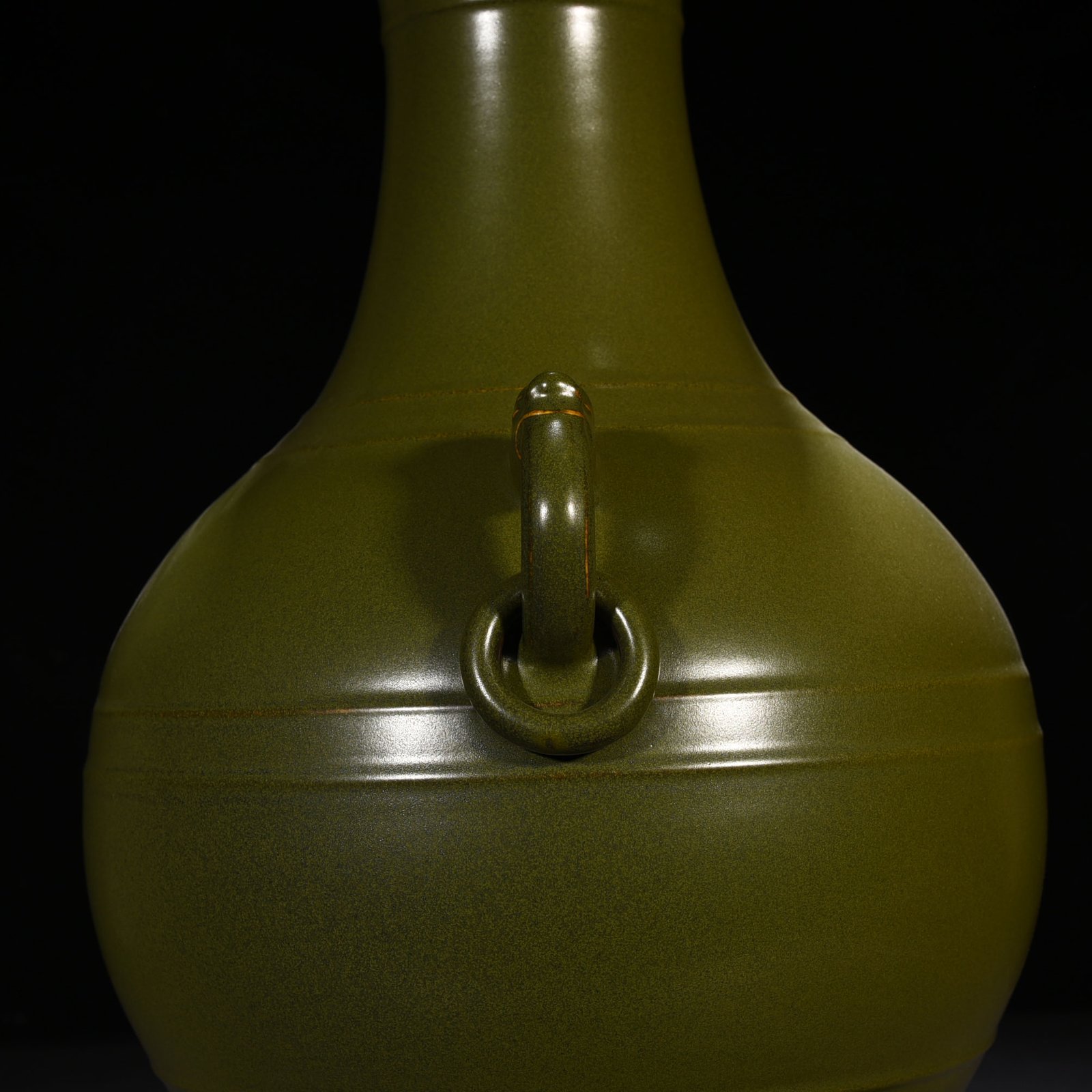 Qing Dynasty Qianlong tea powder-glazed amphorae with dazzling patterns