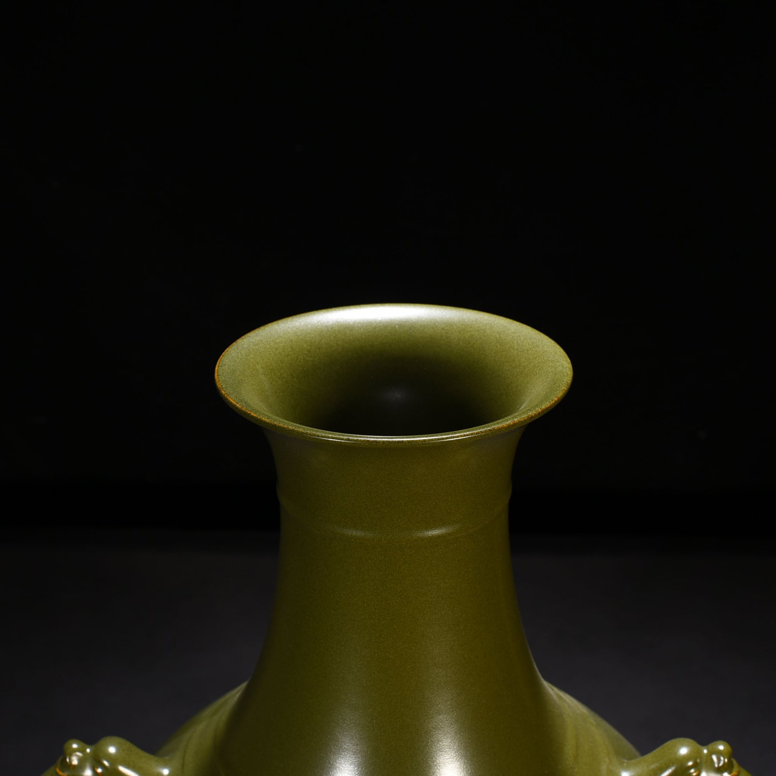 Qing Dynasty Qianlong tea powder-glazed amphorae with dazzling patterns