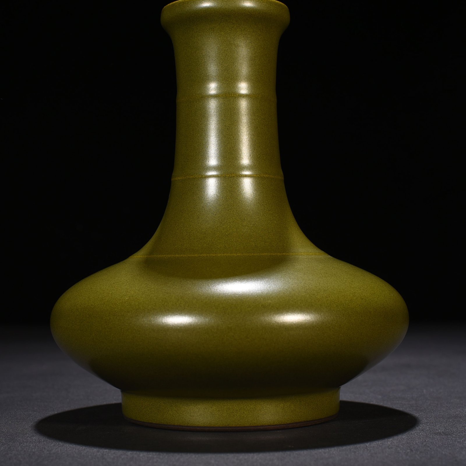 Qing Dynasty Qianlong tea powder glaze plate mouth bottle