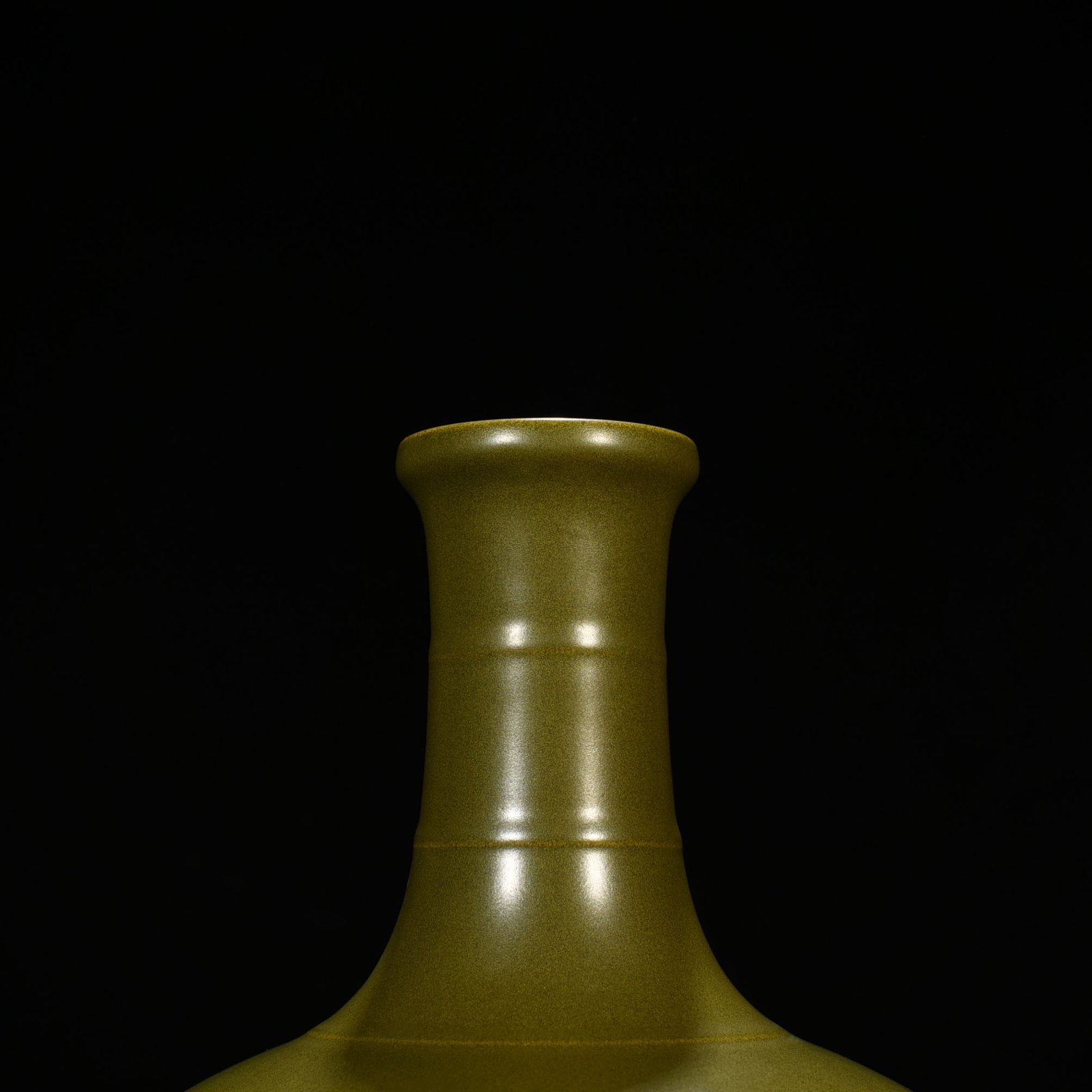 Qing Dynasty Qianlong tea powder glaze plate mouth bottle