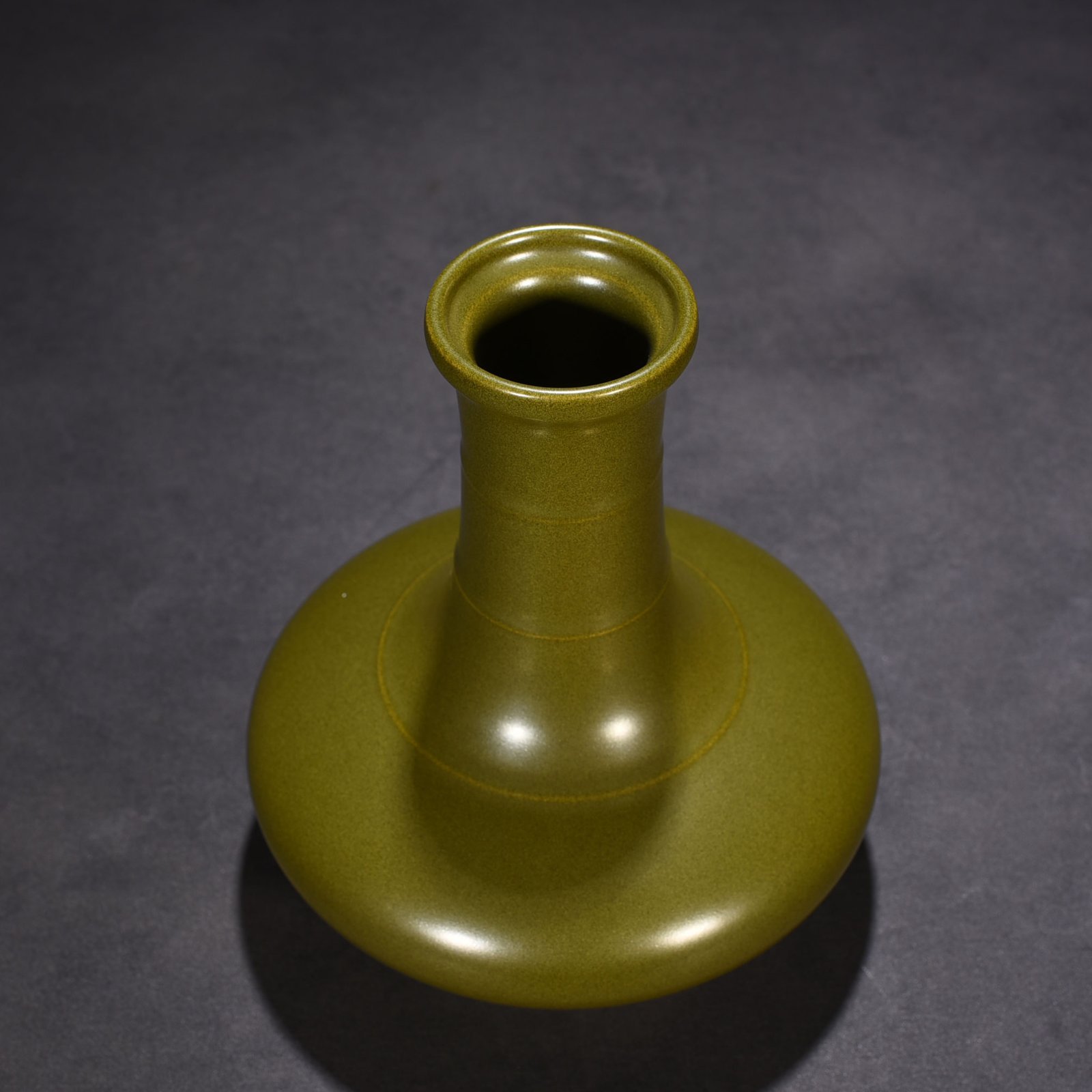Qing Dynasty Qianlong tea powder glaze plate mouth bottle