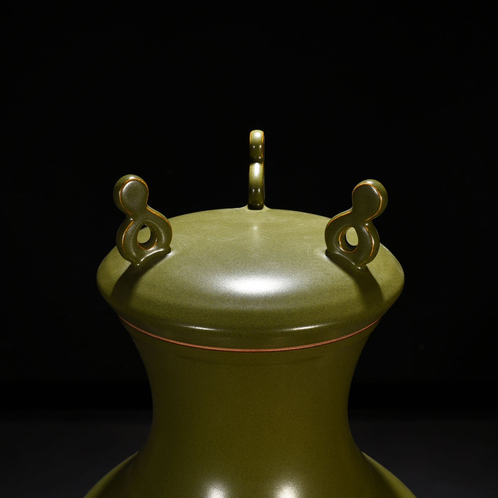 Qing Dynasty Qianlong tea powder glaze with dazzling pattern ear-shaped statue