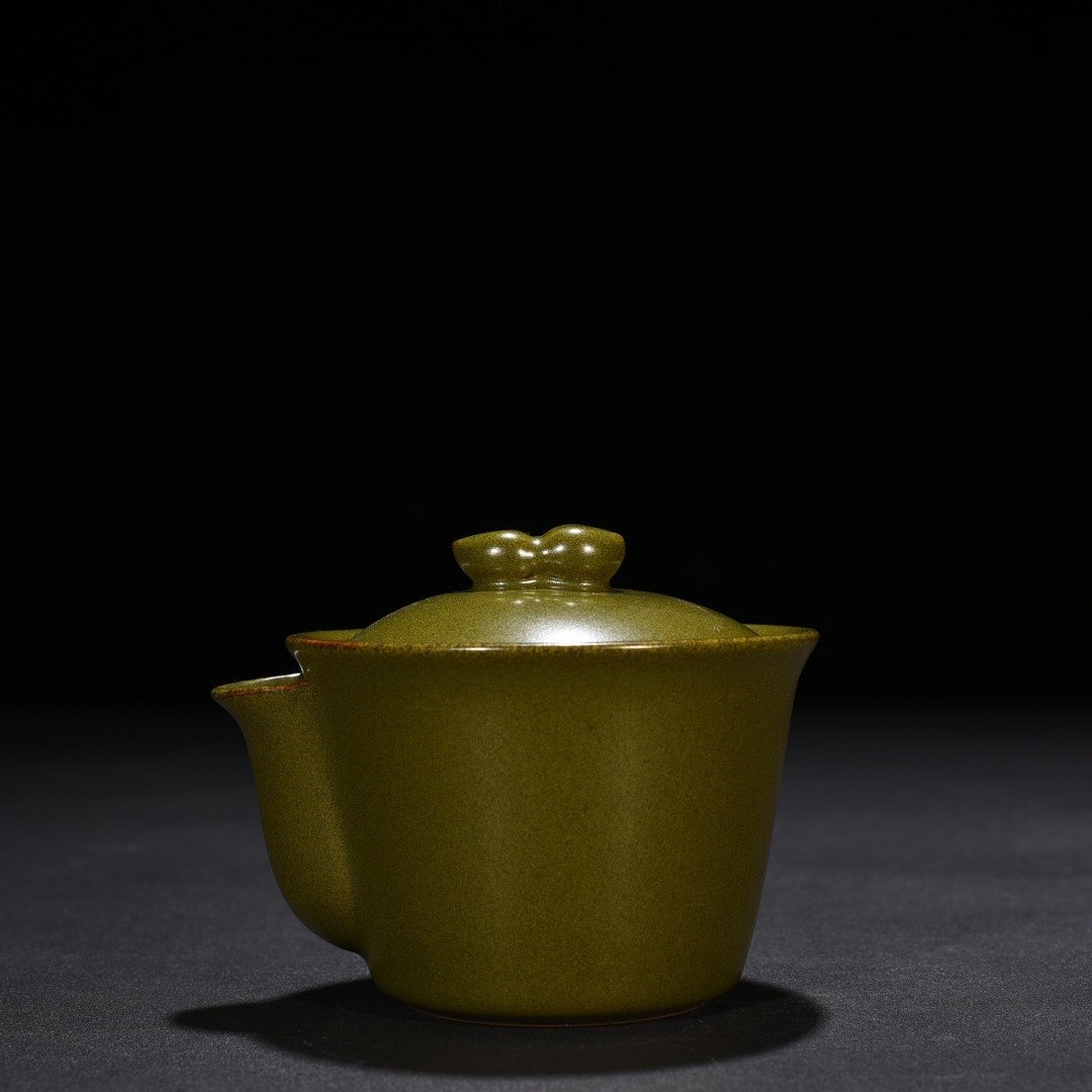 Qing Dynasty Qianlong Tea Glaze Covered Bowl