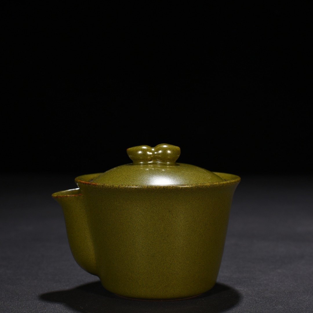Qing Dynasty Qianlong Tea Glaze Covered Bowl