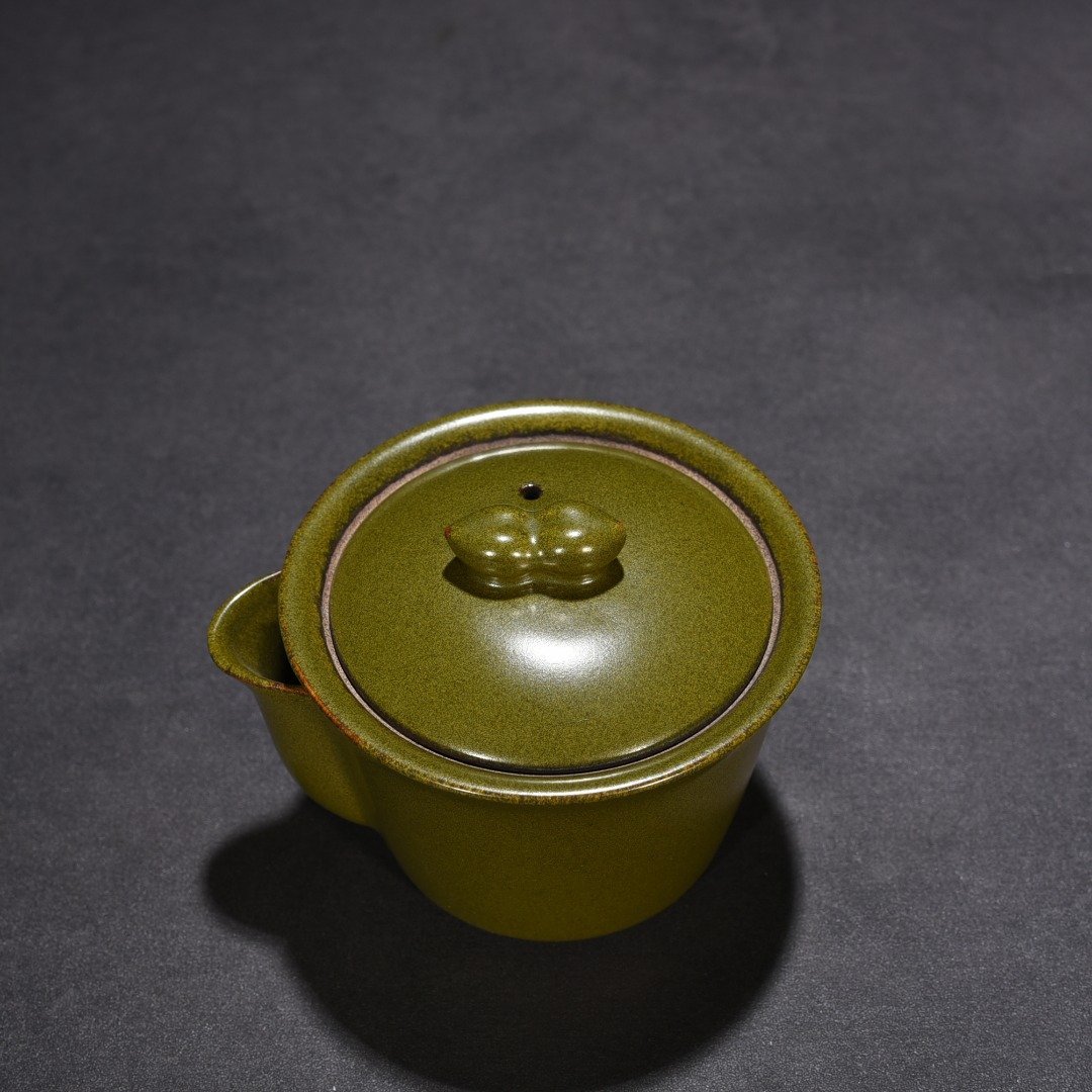 Qing Dynasty Qianlong Tea Glaze Covered Bowl