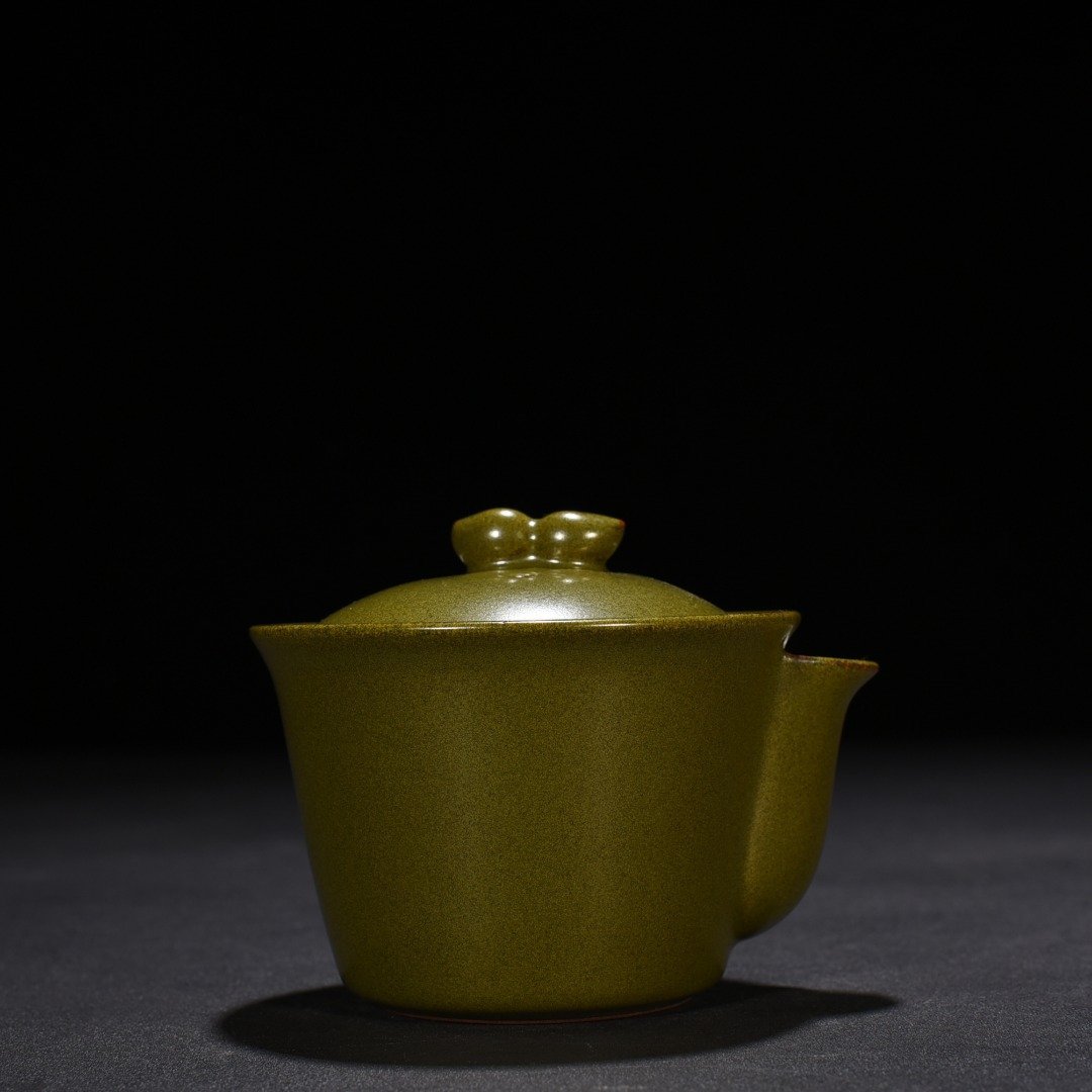 Qing Dynasty Qianlong Tea Glaze Covered Bowl