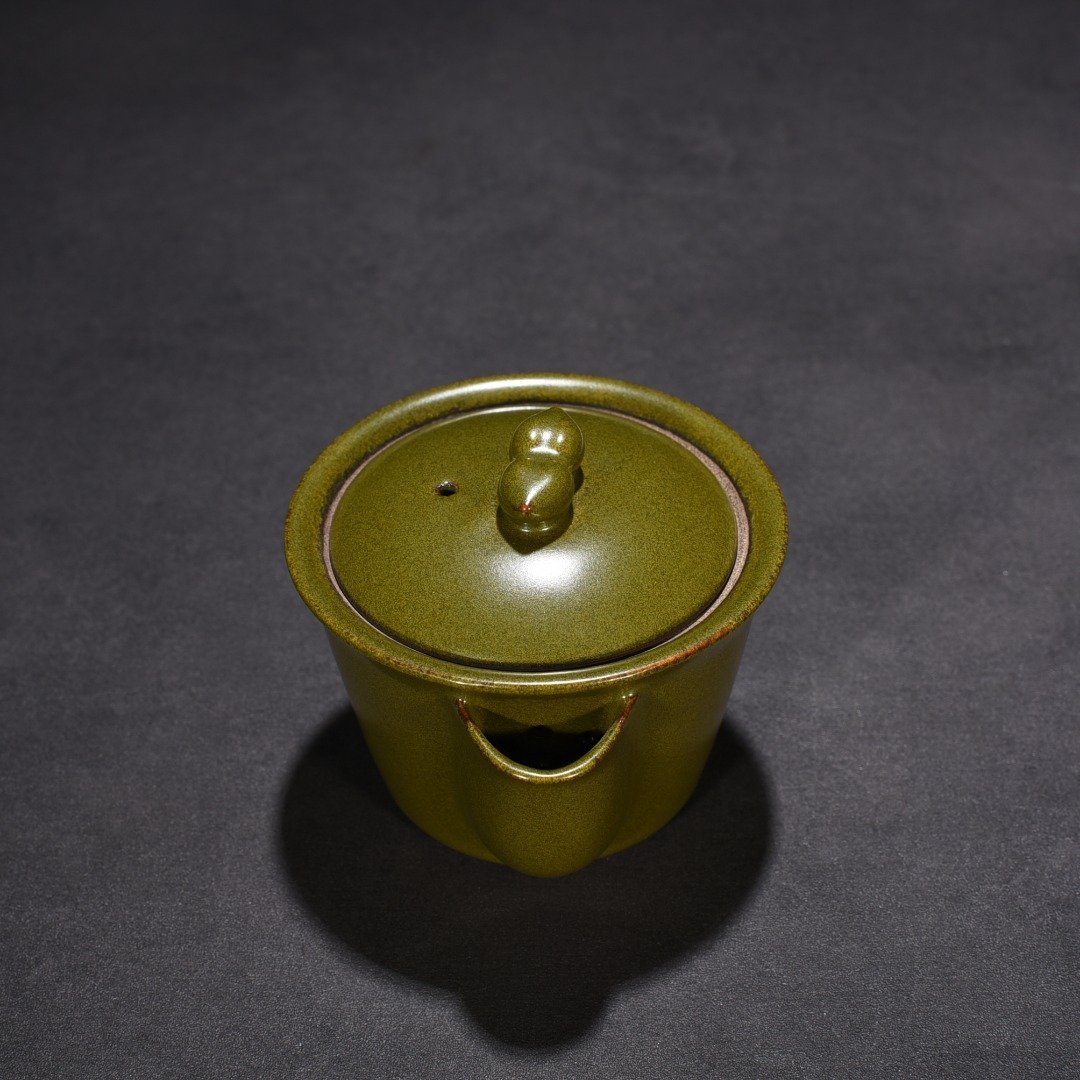 Qing Dynasty Qianlong Tea Glaze Covered Bowl