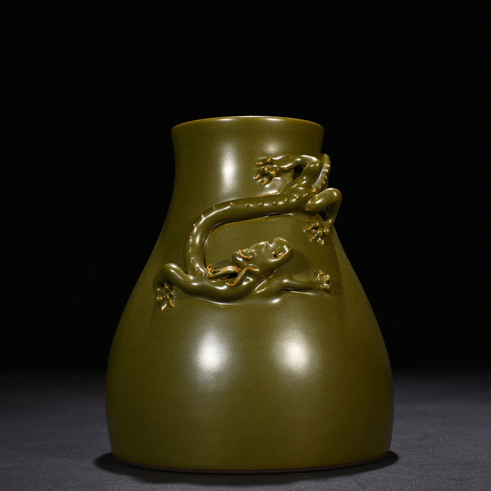 Qing Dynasty Qianlong tea powder glazed dish dragon statue