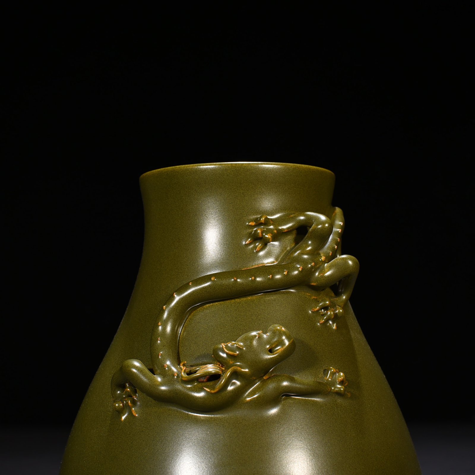 Qing Dynasty Qianlong tea powder glazed dish dragon statue