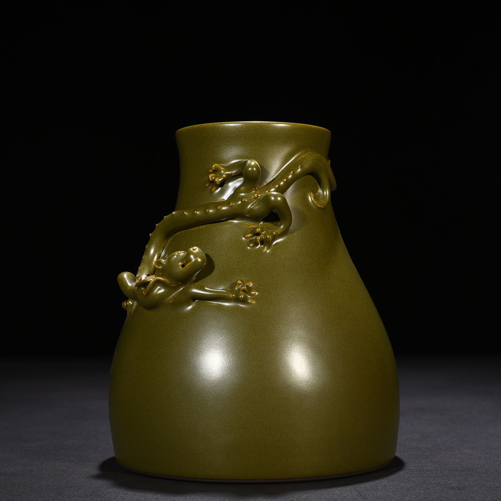 Qing Dynasty Qianlong tea powder glazed dish dragon statue