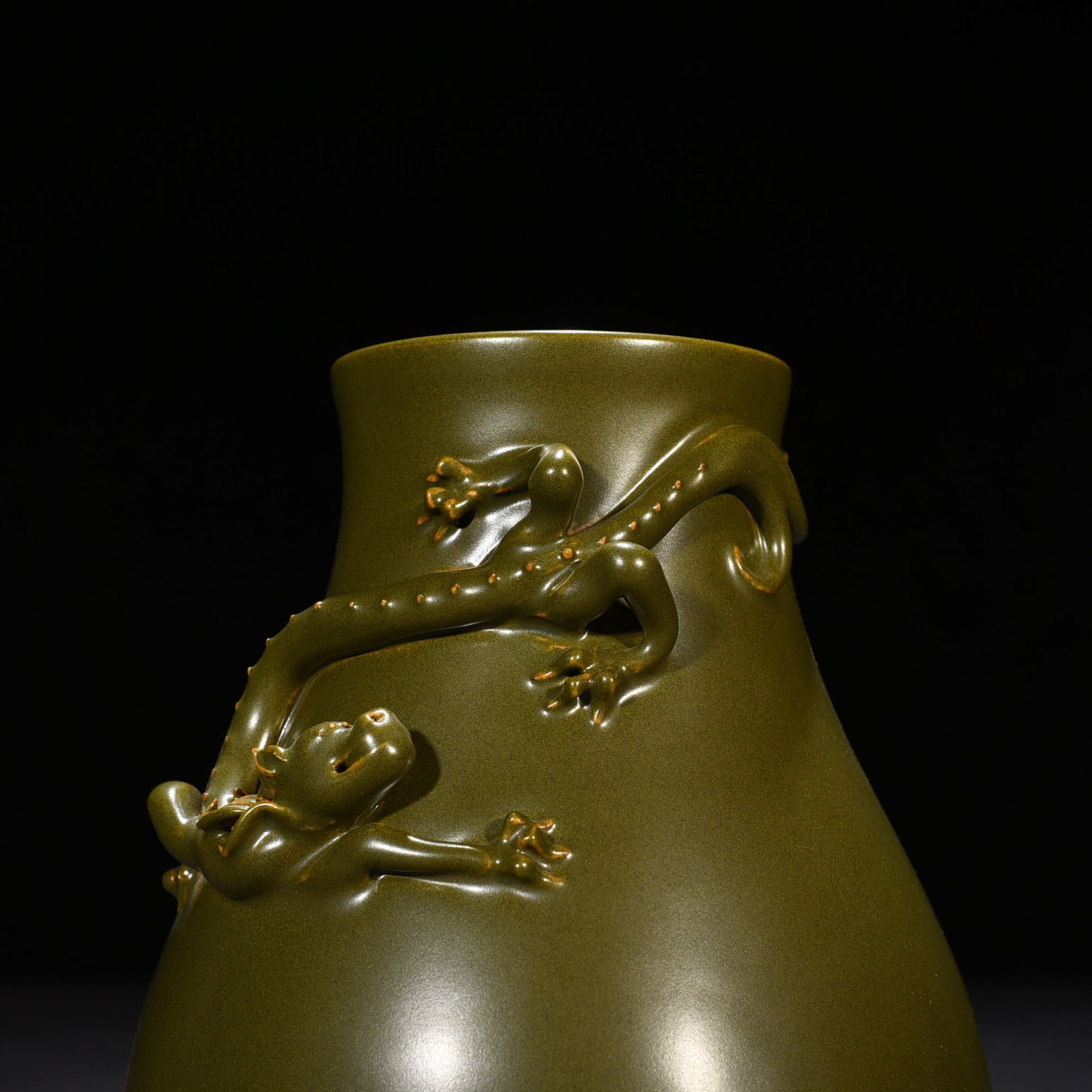 Qing Dynasty Qianlong tea powder glazed dish dragon statue