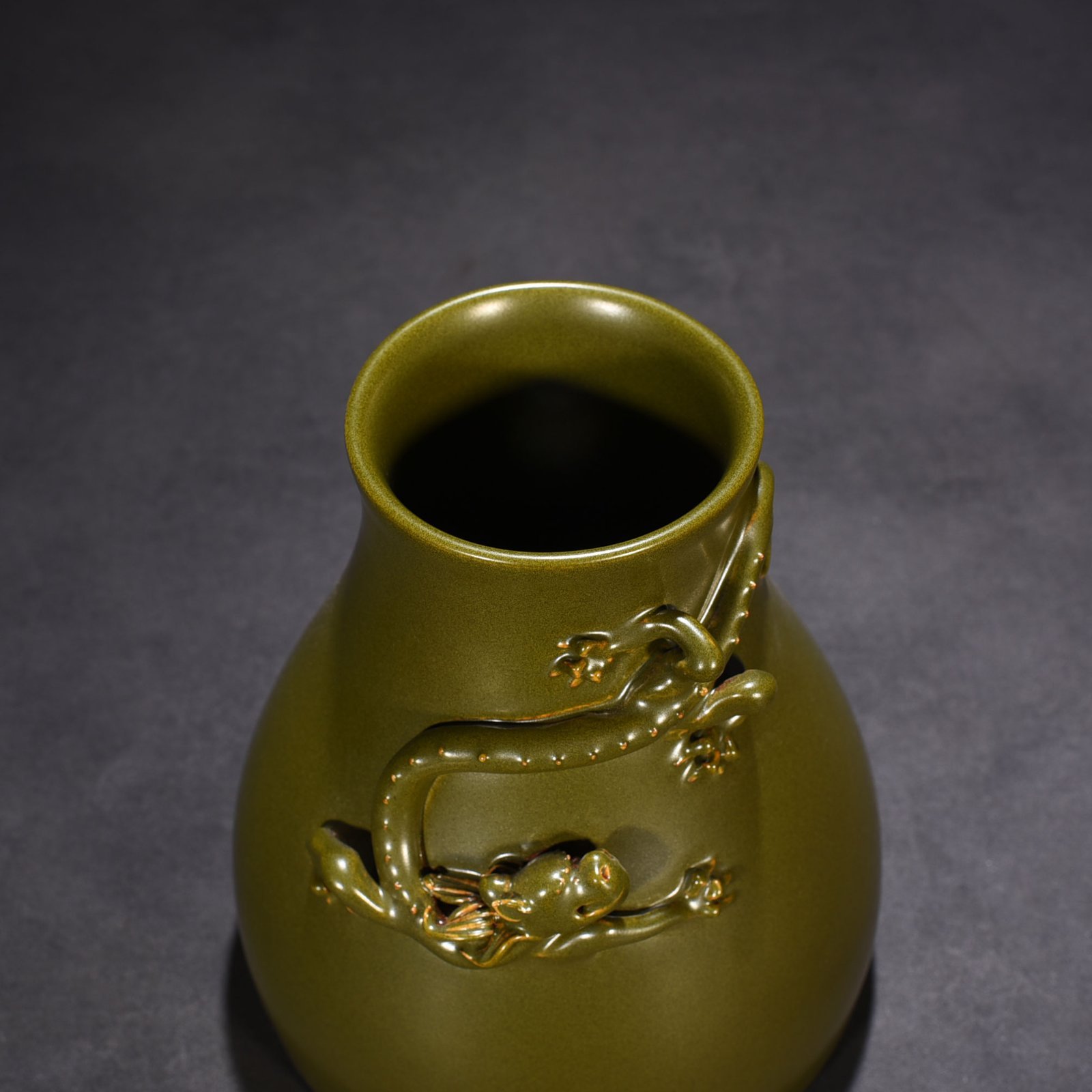 Qing Dynasty Qianlong tea powder glazed dish dragon statue