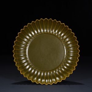 Qing Dynasty Qianlong tea powder glazed chrysanthemum petal plate