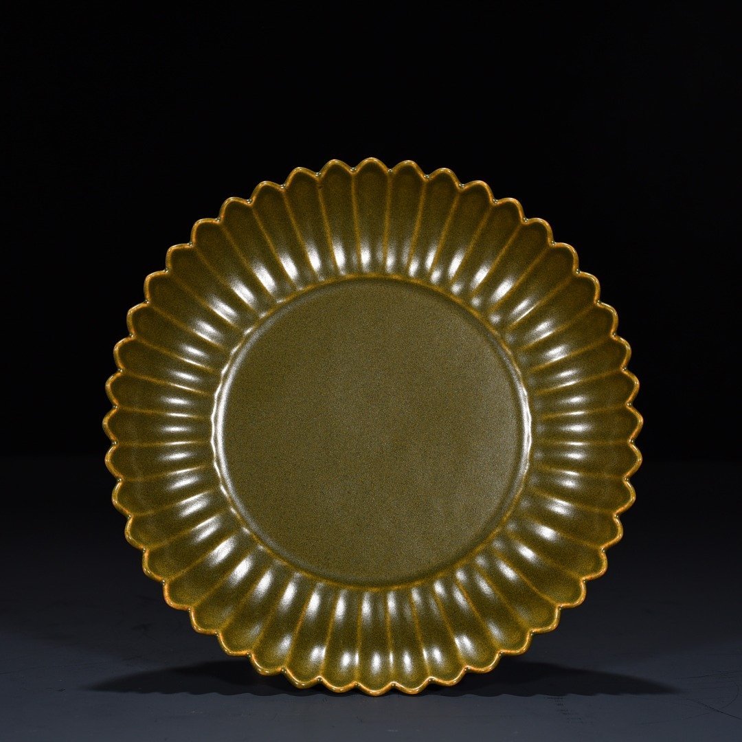 Qing Dynasty Qianlong tea powder glazed chrysanthemum petal plate
