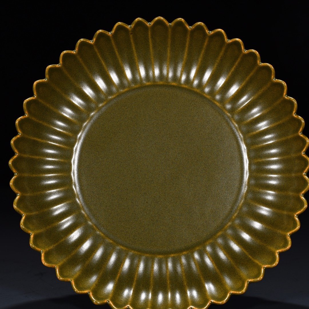Qing Dynasty Qianlong tea powder glazed chrysanthemum petal plate