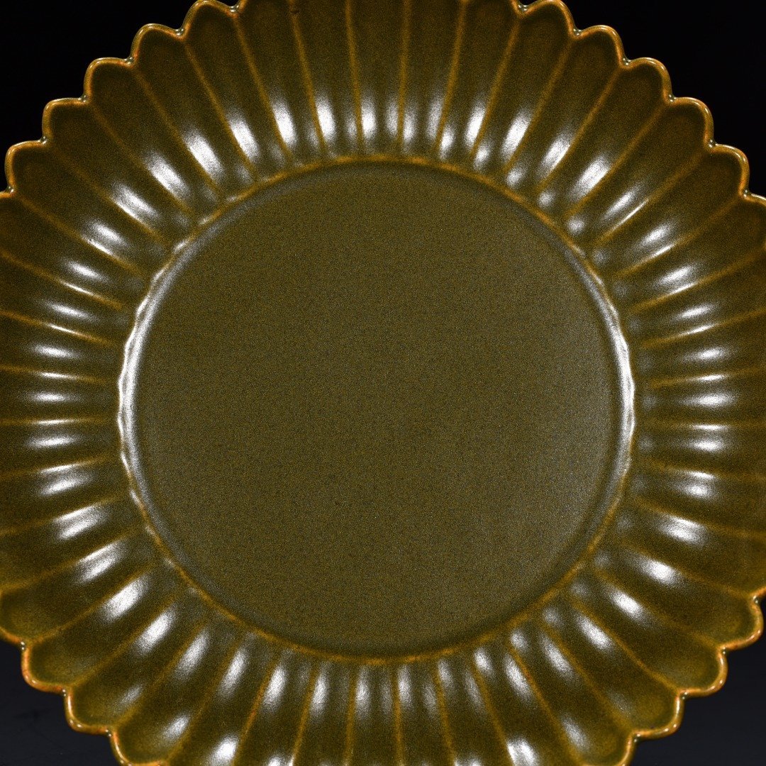 Qing Dynasty Qianlong tea powder glazed chrysanthemum petal plate