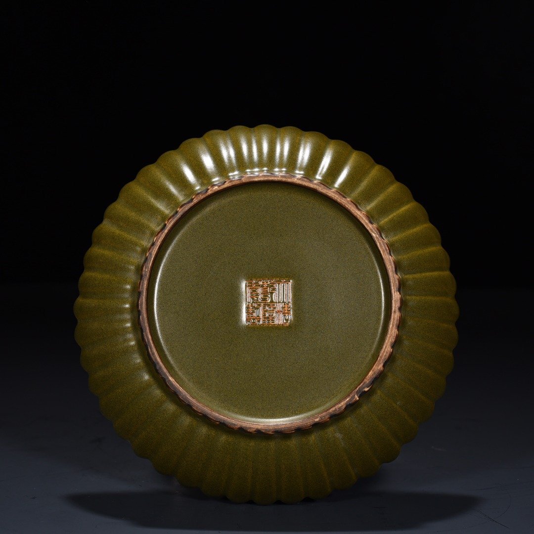 Qing Dynasty Qianlong tea powder glazed chrysanthemum petal plate