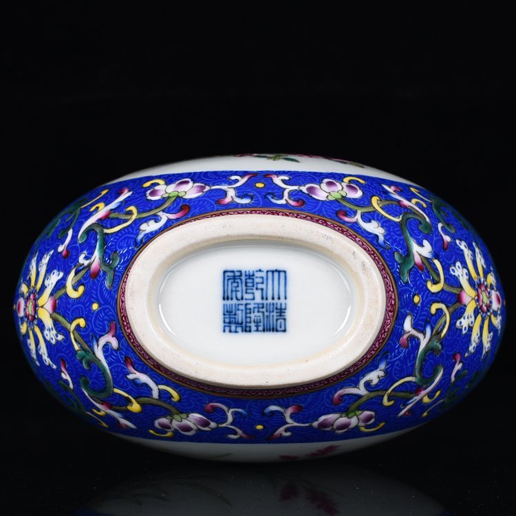 Qing Dynasty Qianlong blue ground butterfly love flower pattern holding the moon flat vase