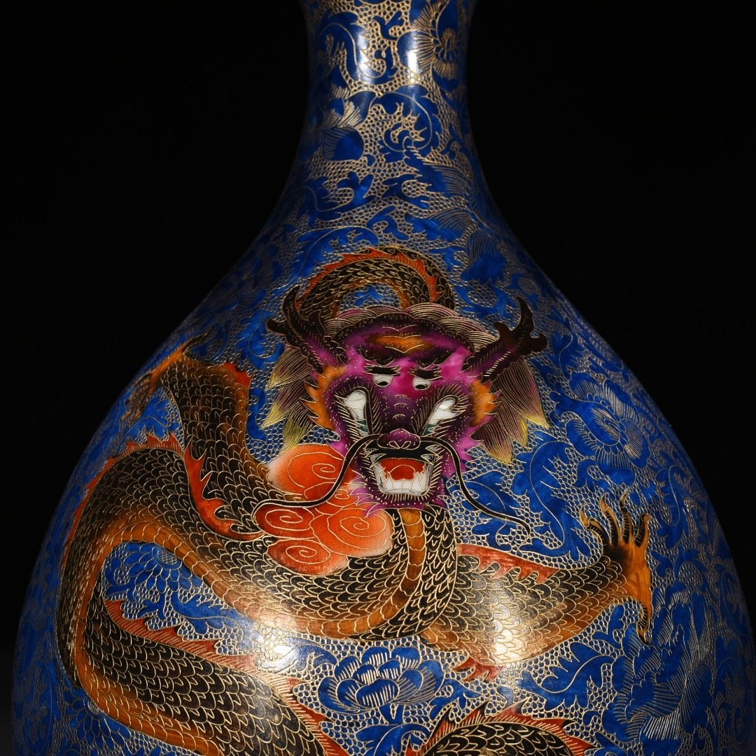 Qing Dynasty Qianlong blue ground gold silk enamel blue dragon godson dragon pattern jade pot spring vase