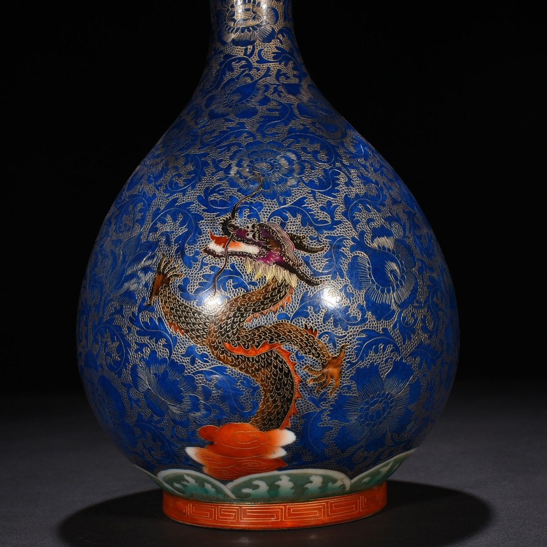 Qing Dynasty Qianlong blue ground gold silk enamel blue dragon godson dragon pattern jade pot spring vase