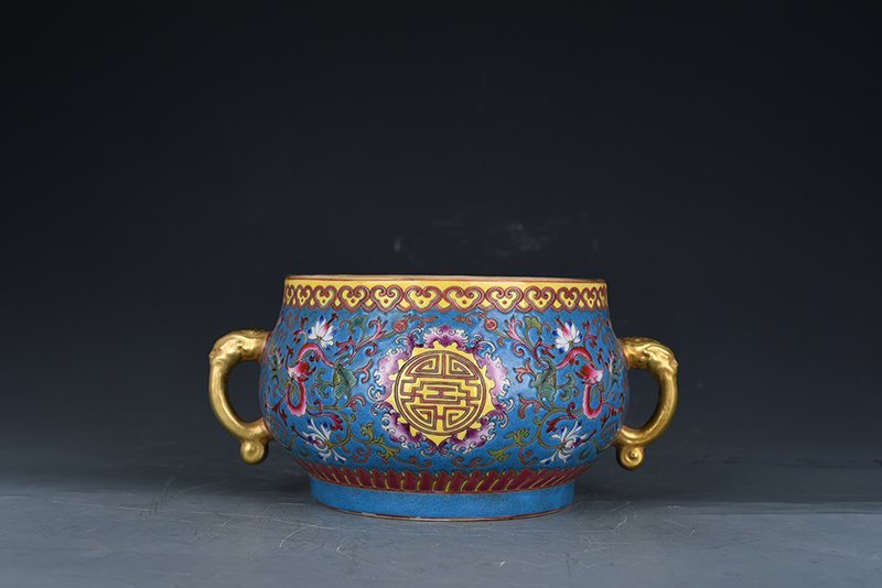 Qing Dynasty Qianlong blue background pastel dragon pattern longevity double-eared stove